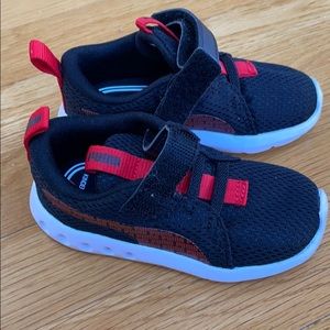 Toddler puma sneakers. Size 6